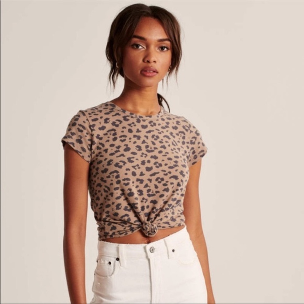 ABERCROMBIE AND FITCH LEOPARD KNOTTED CREW TEE. SIZE L